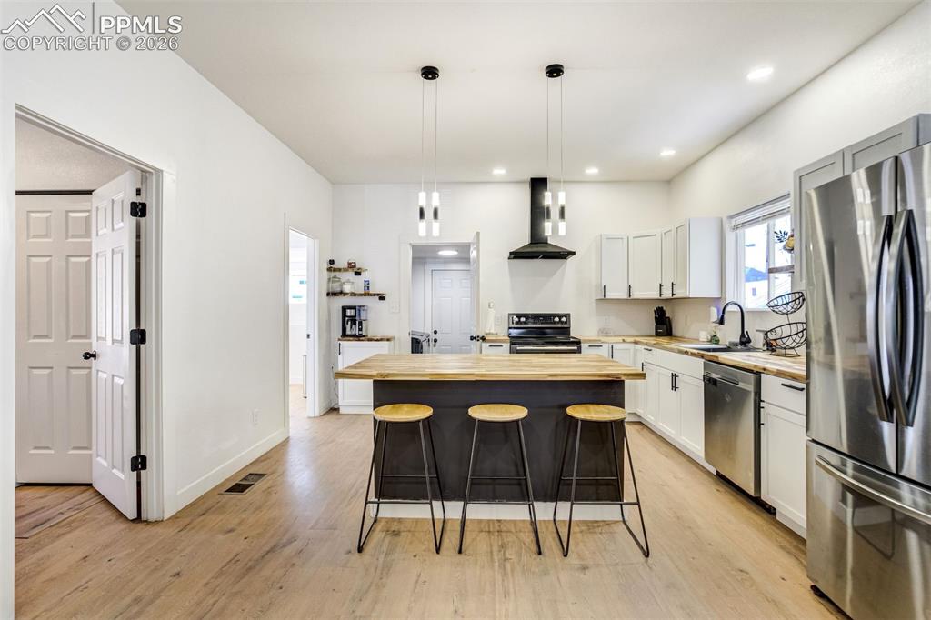 Image 12 of 27: Kitchen