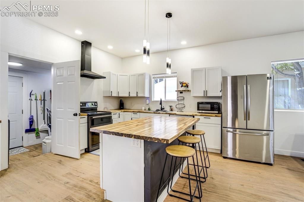 Image 13 of 27: Kitchen