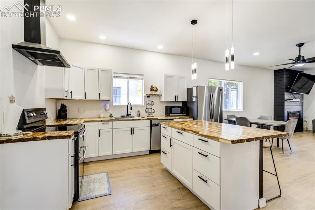 Image 14 of 27: Kitchen