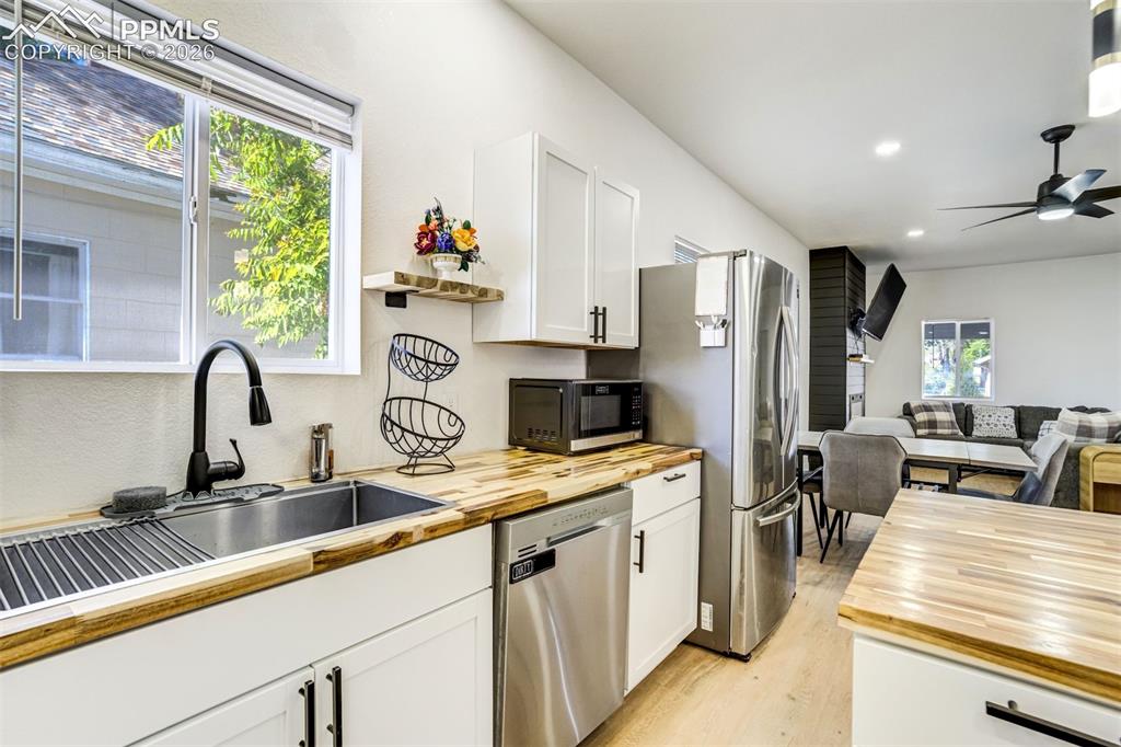 Image 15 of 27: Kitchen
