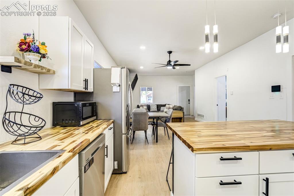 Image 16 of 27: Kitchen