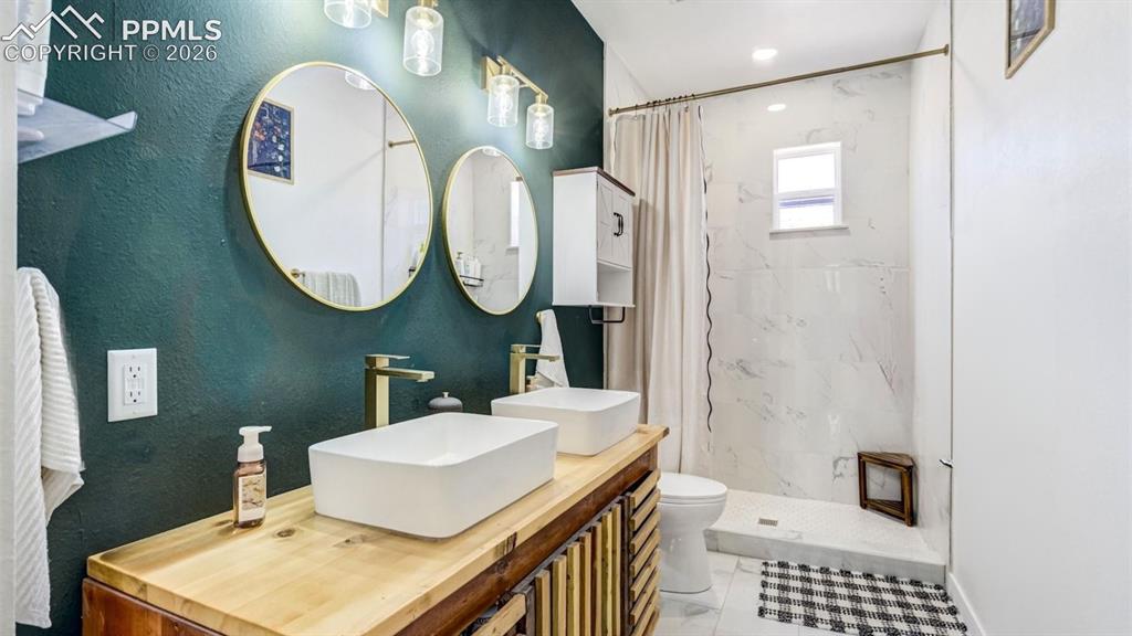 Image 18 of 27: Bathroom