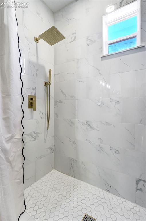 Image 19 of 27: Bathroom