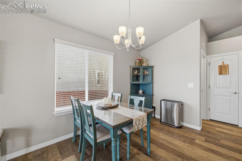 Image 14 of 35: Dining Area