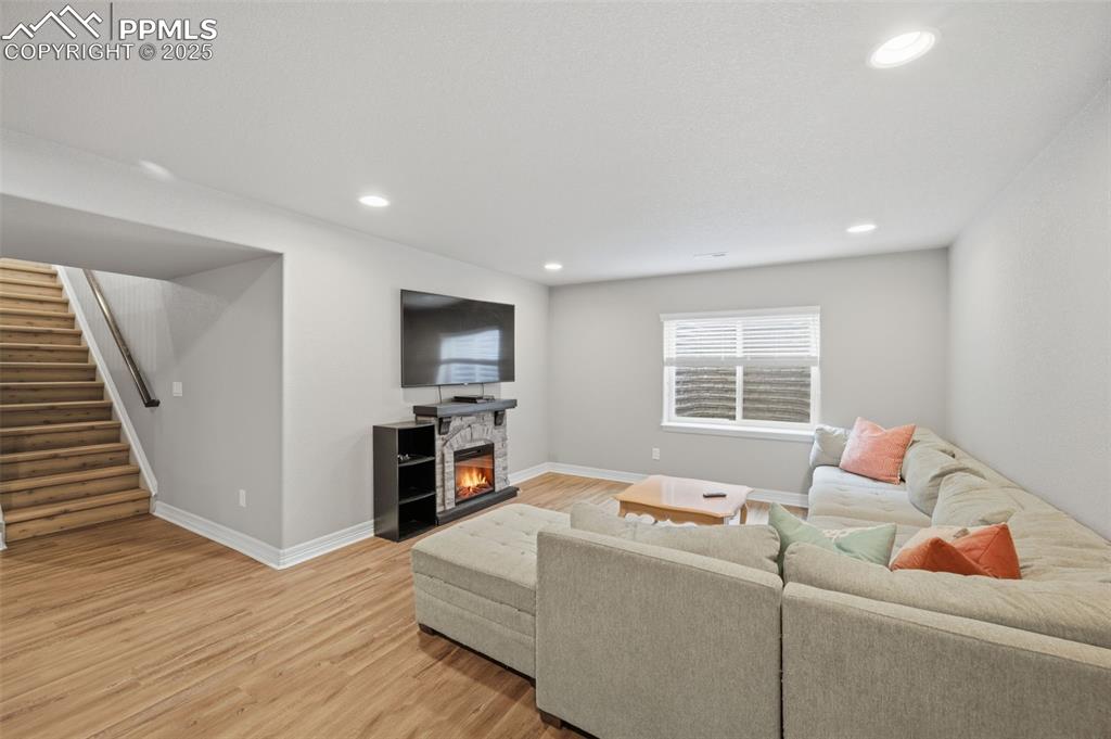 Image 21 of 35: Living Room