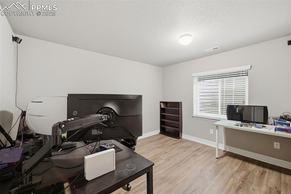 Image 27 of 35: Office