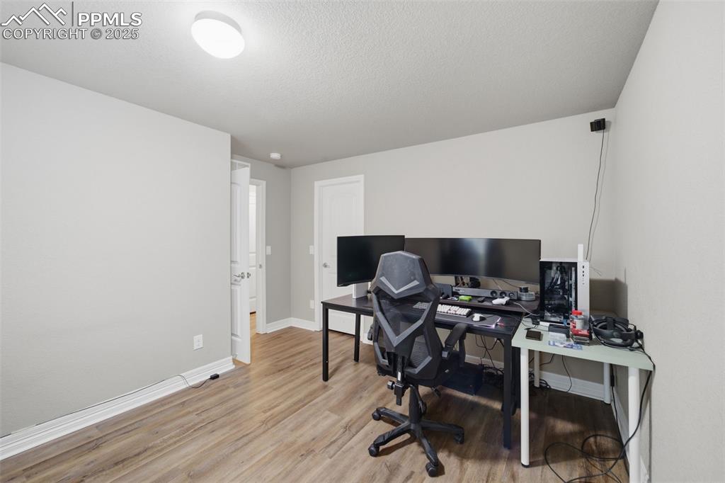 Image 28 of 35: Office