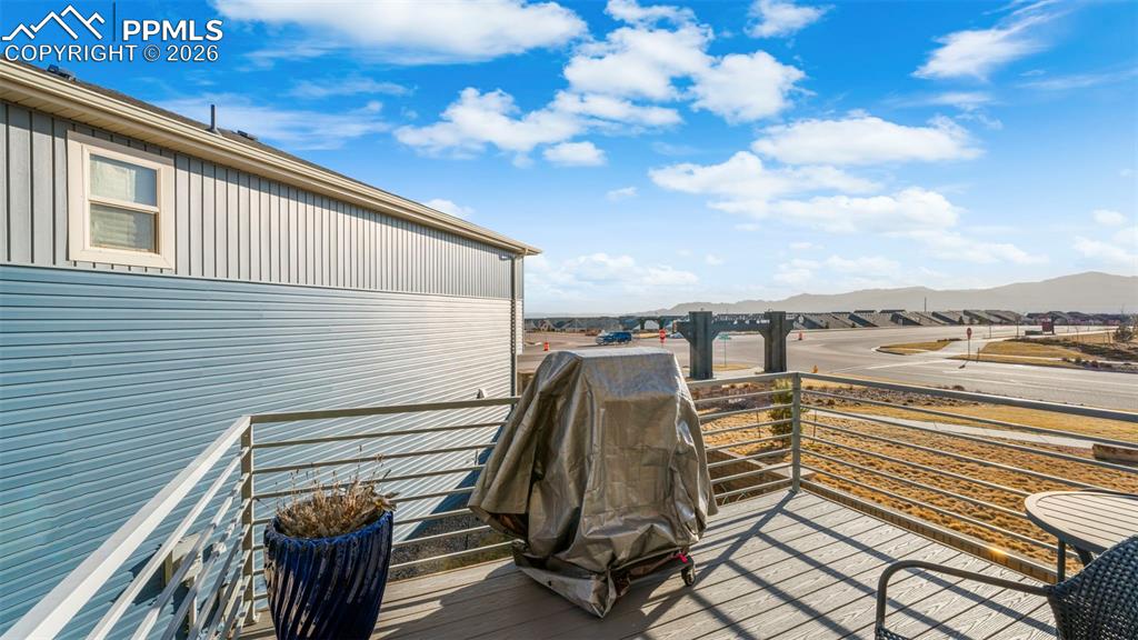 Image 17 of 20: Deck