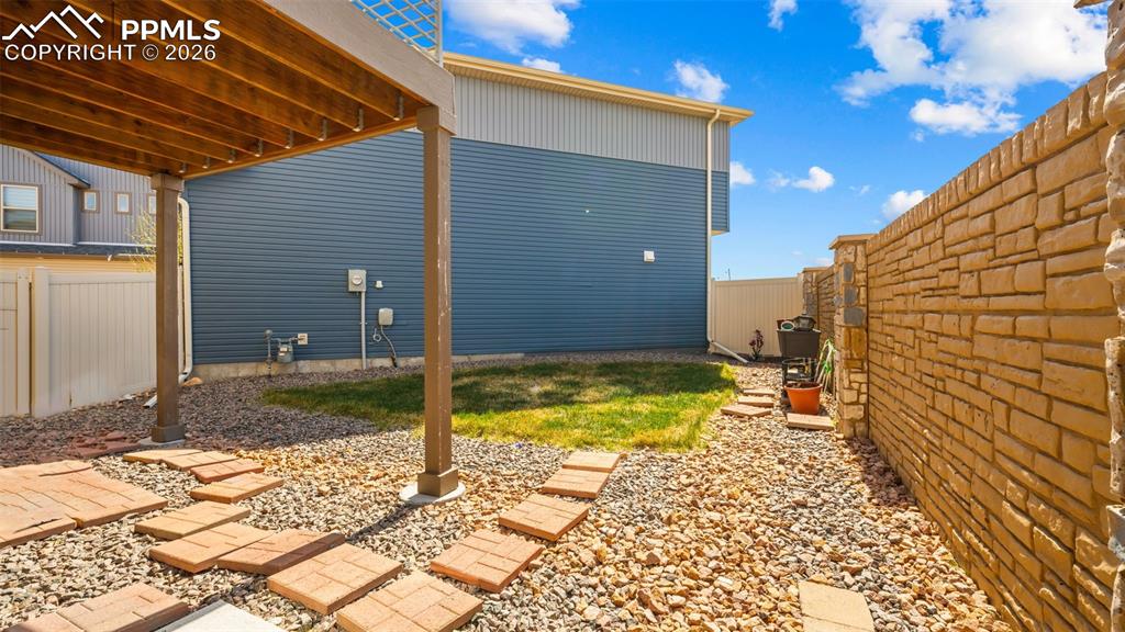 Image 24 of 34: Yard