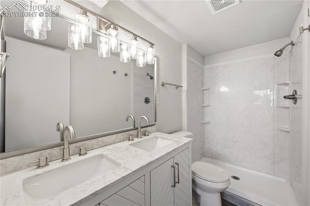 Image 15 of 20: Bathroom