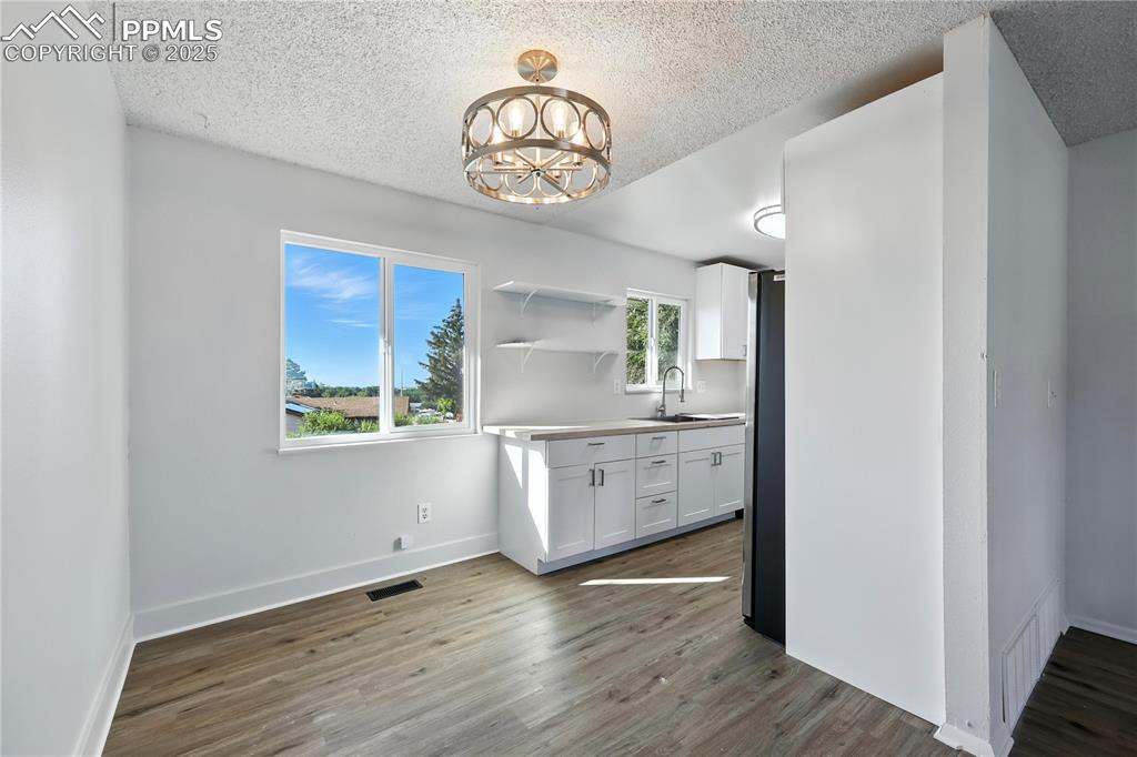 Image 7 of 20: Kitchen