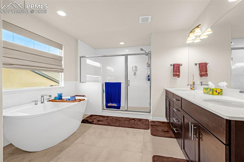 Image 23 of 48: Bathroom