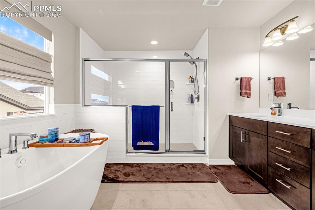 Image 26 of 48: Bathroom