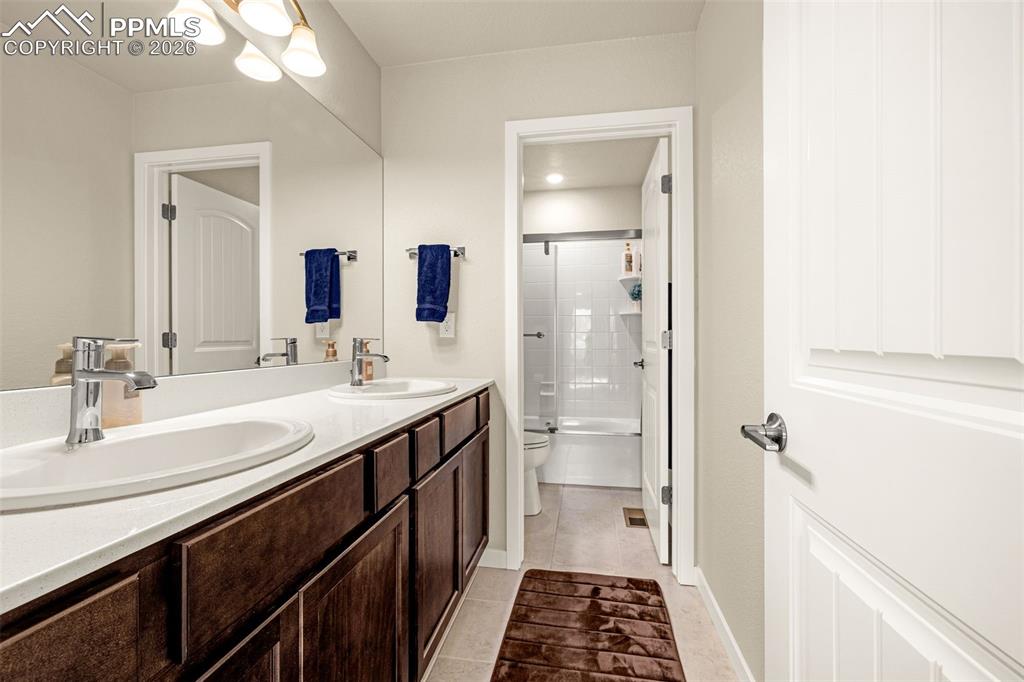 Image 29 of 48: Bathroom