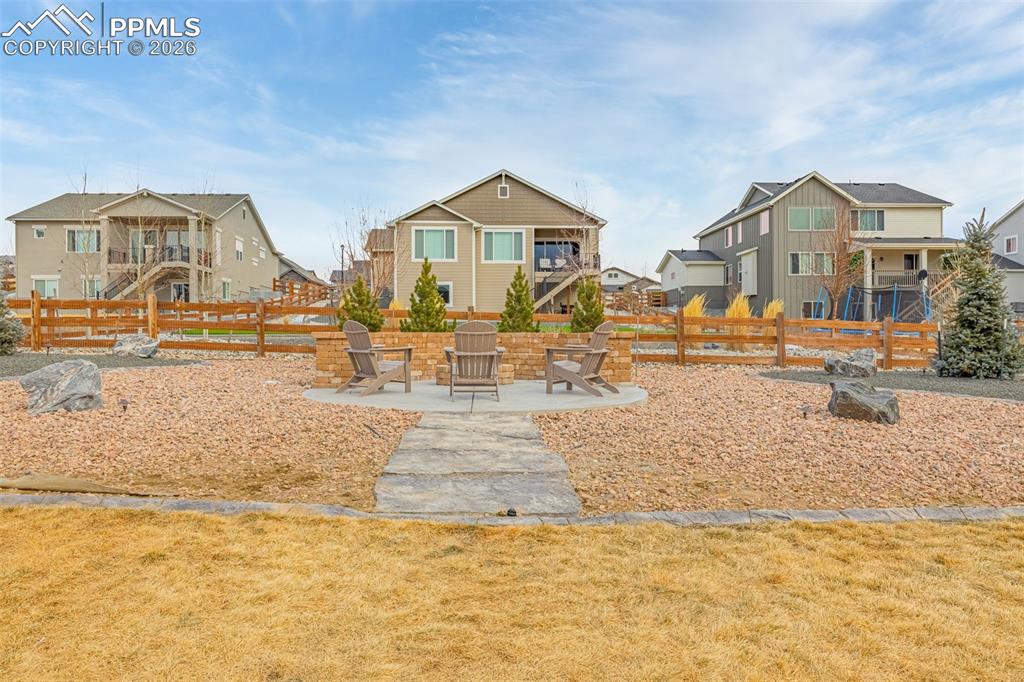 Image 40 of 48: Yard