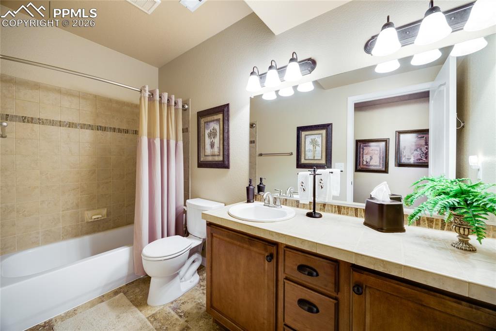 Image 24 of 32: Bathroom