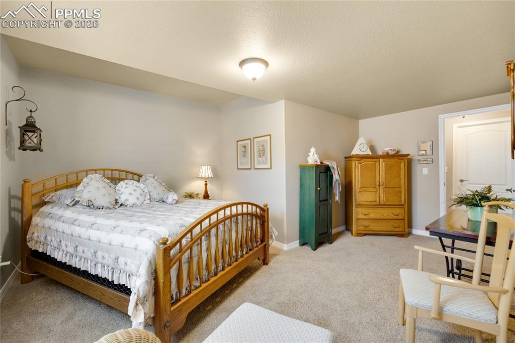 Image 25 of 32: Bedroom