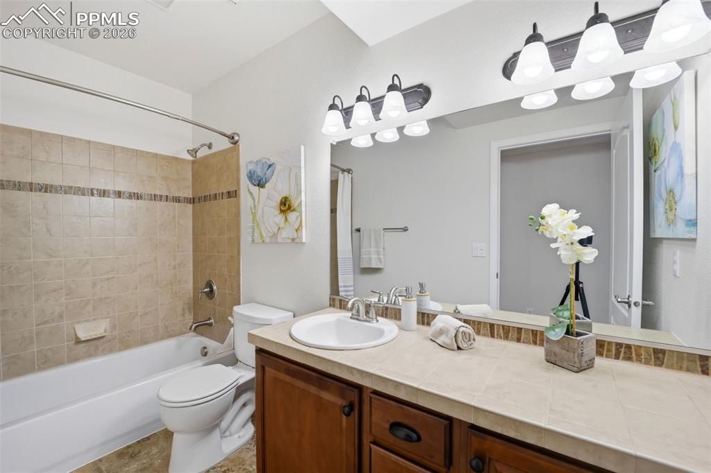 Image 34 of 48: Bathroom
