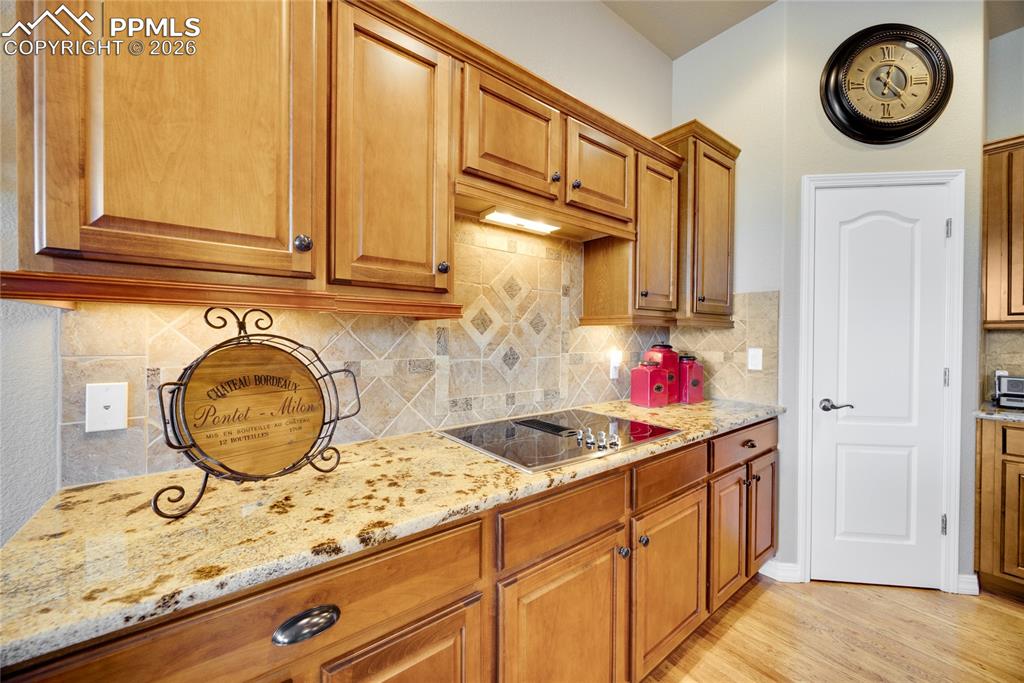 Image 5 of 32: Kitchen