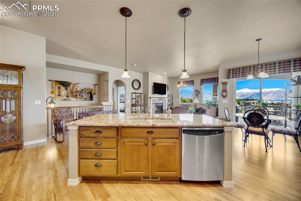 Image 6 of 32: Kitchen