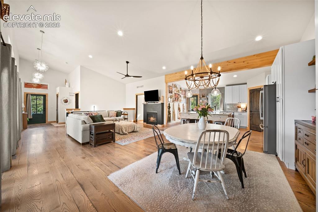 Image 16 of 50: Dining Area