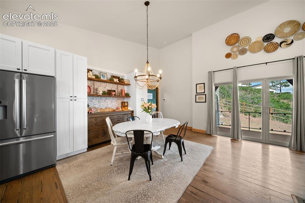 Image 17 of 50: Dining Area