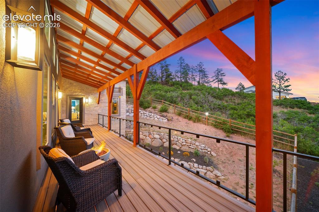 Image 8 of 50: Deck