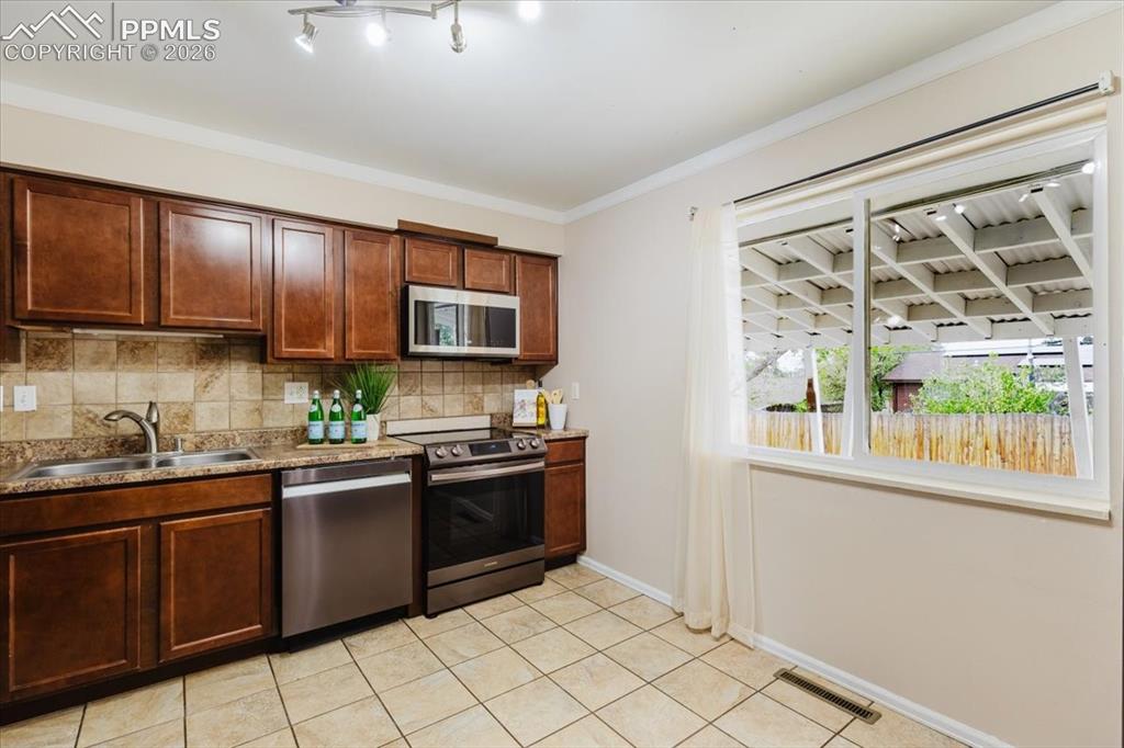 Image 10 of 48: Kitchen