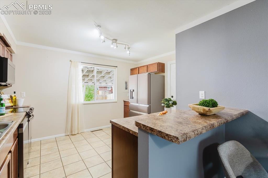 Image 11 of 48: Kitchen