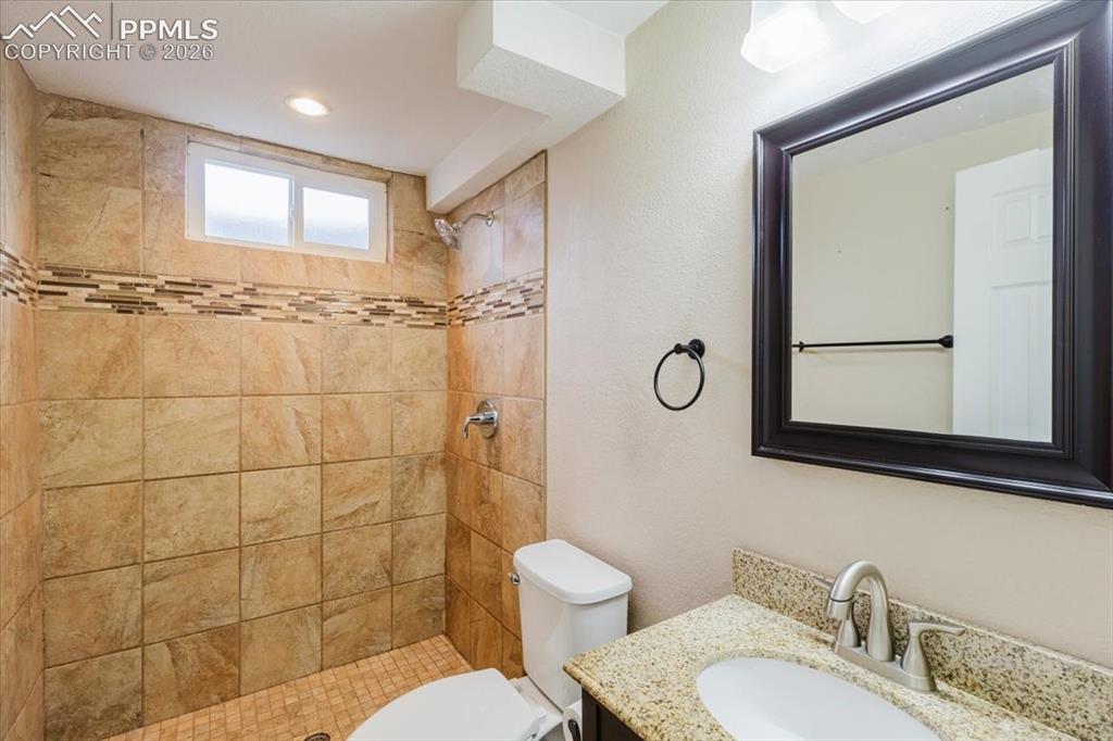Image 35 of 48: Bathroom