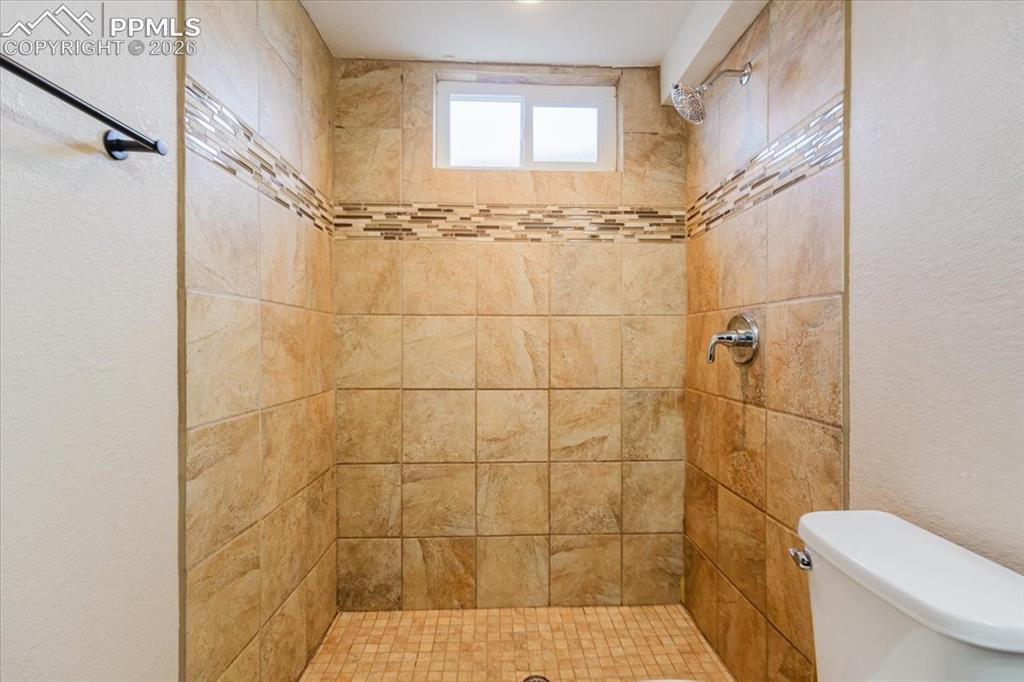 Image 37 of 48: Bathroom