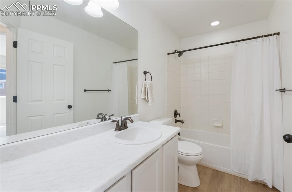 Image 23 of 29: Bathroom