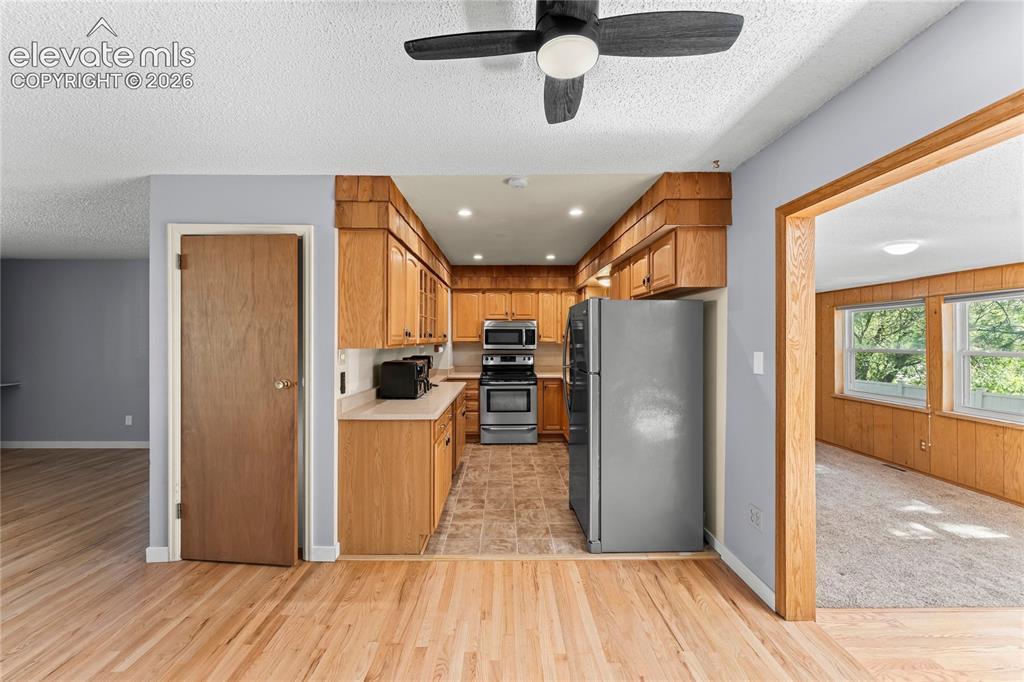 Image 14 of 45: Kitchen