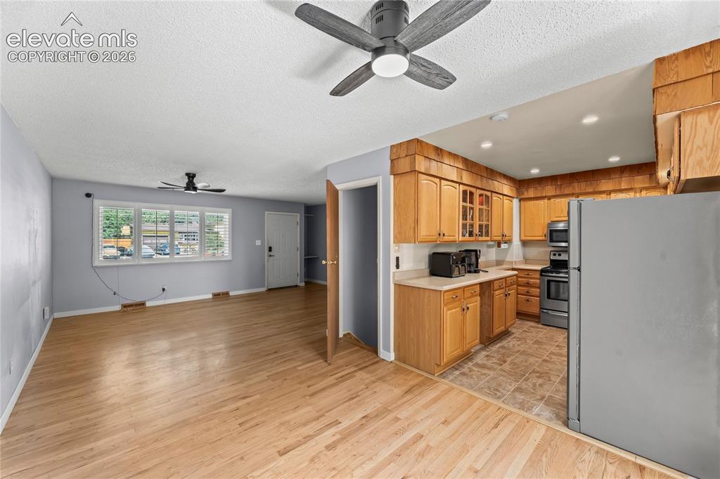 Image 15 of 45: Kitchen