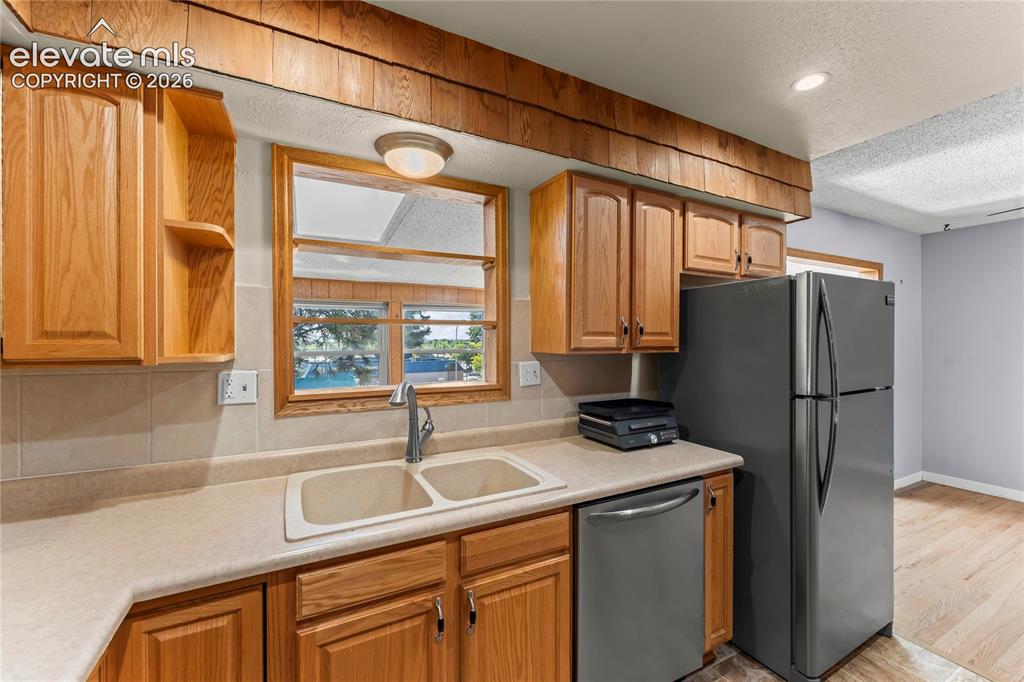 Image 16 of 45: Kitchen