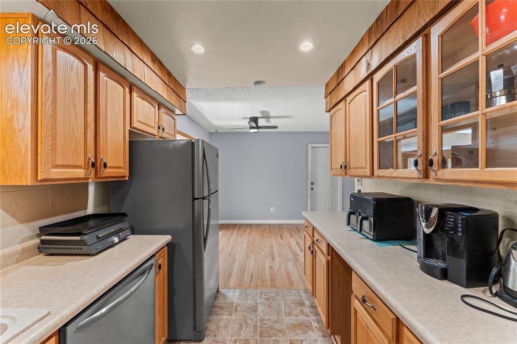 Image 18 of 45: Kitchen