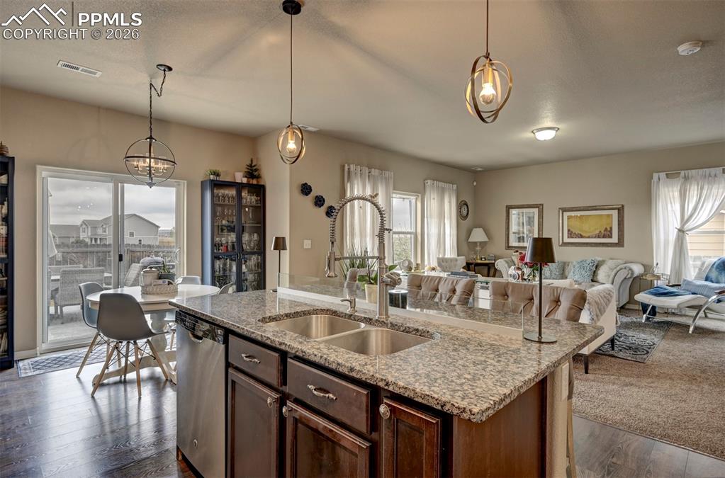 Image 17 of 47: Kitchen