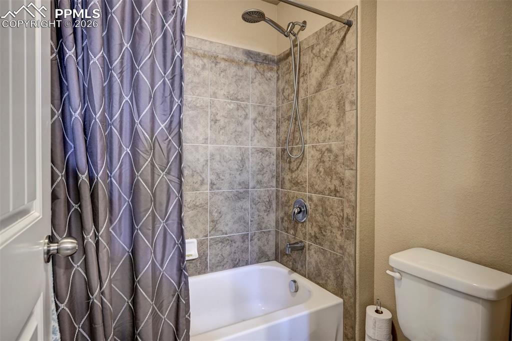 Image 37 of 47: Bathroom