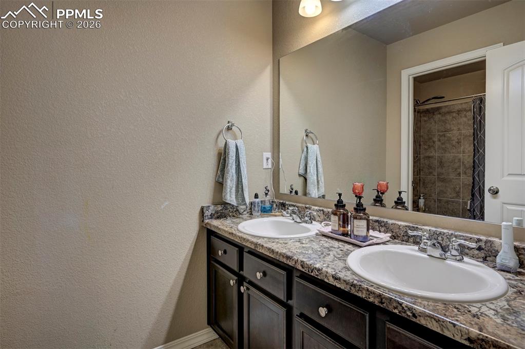 Image 38 of 47: Bathroom