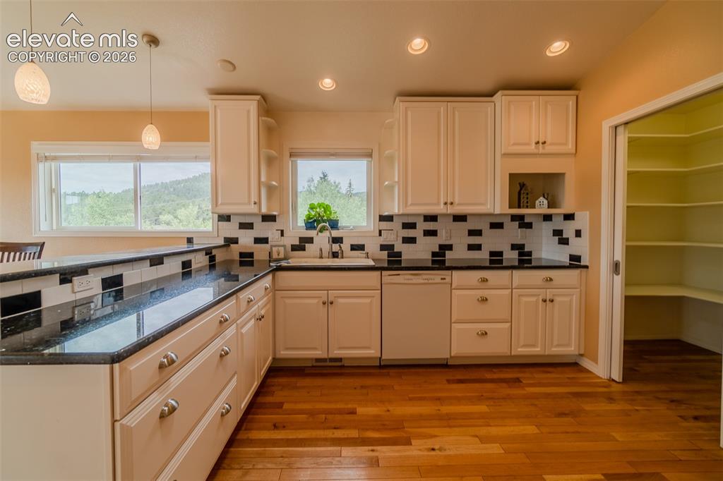 Image 13 of 41: Kitchen