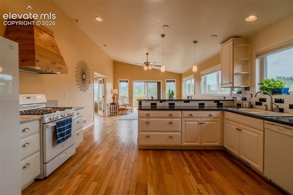 Image 14 of 41: Kitchen
