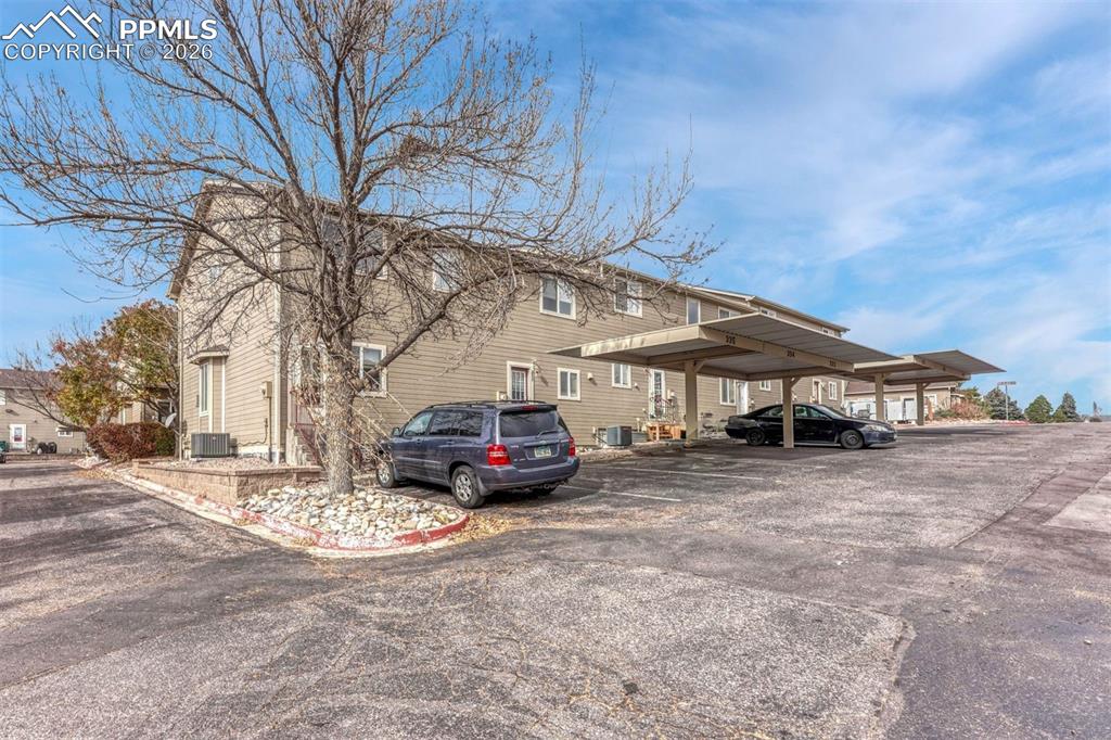 Image 23 of 23: Parking