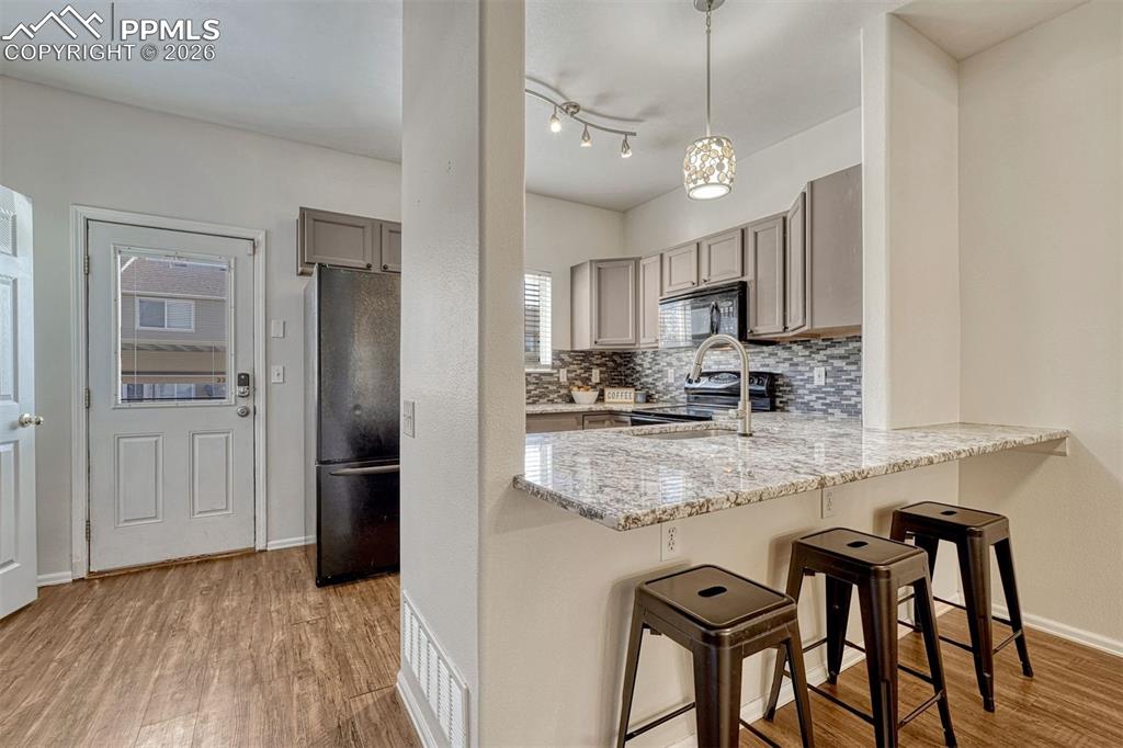 Image 8 of 23: Kitchen