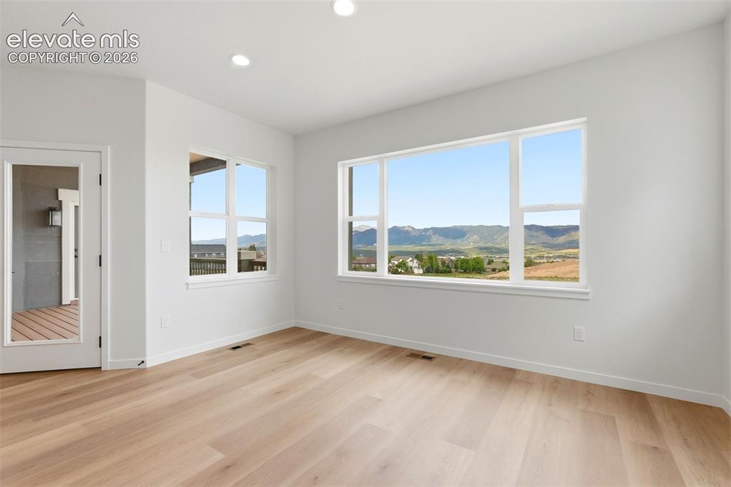 Image 10 of 50: Dining Area