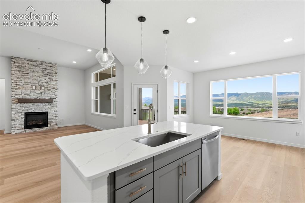 Image 8 of 50: Kitchen