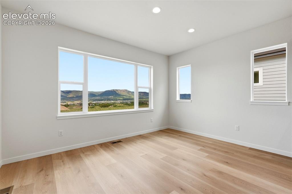 Image 9 of 50: Dining Area