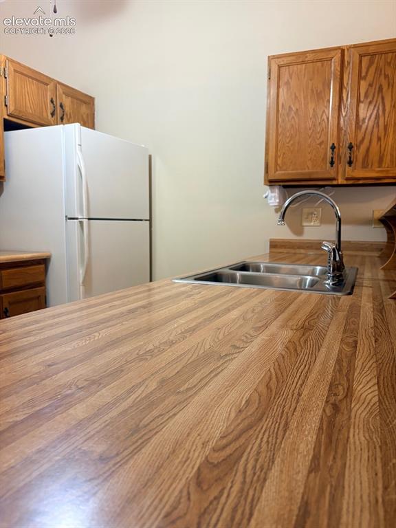 Image 22 of 28: Kitchen