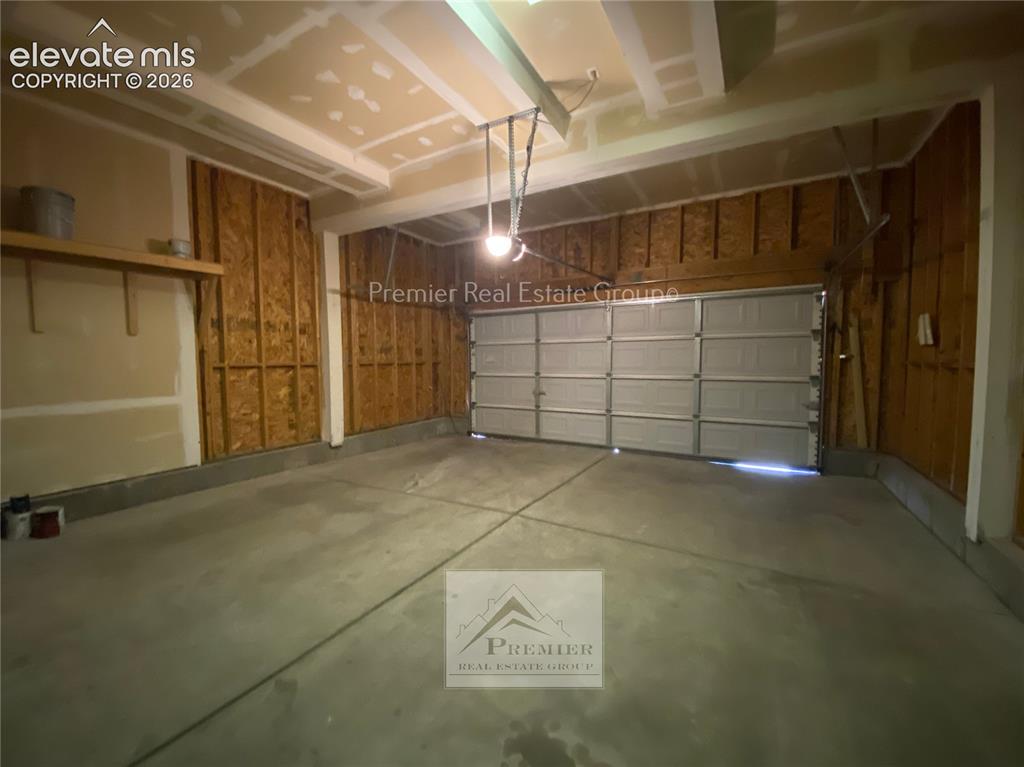 Image 19 of 19: Garage