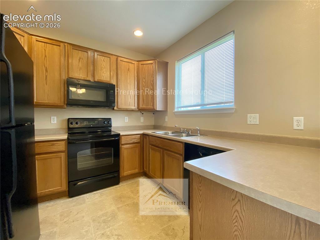 Image 4 of 19: Kitchen