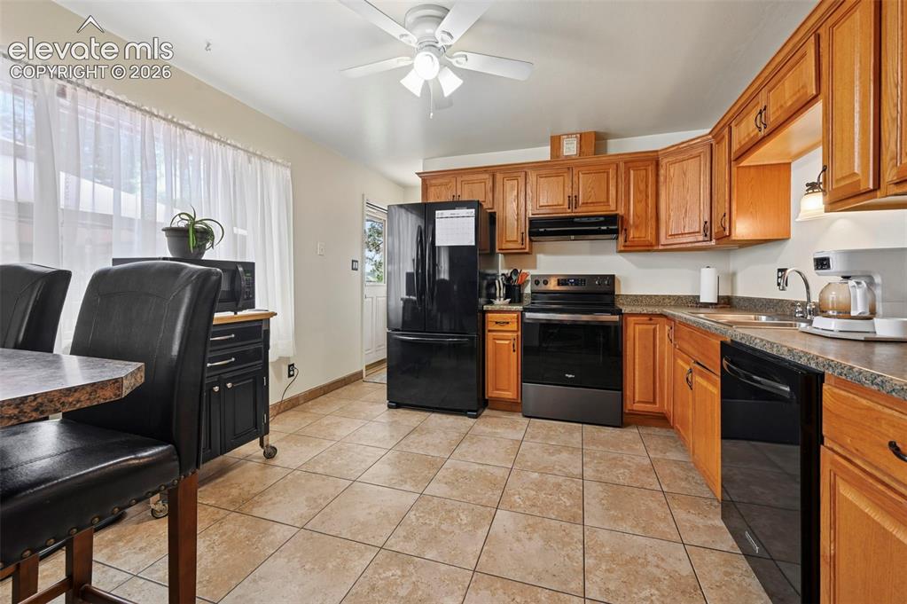 Image 18 of 42: Kitchen